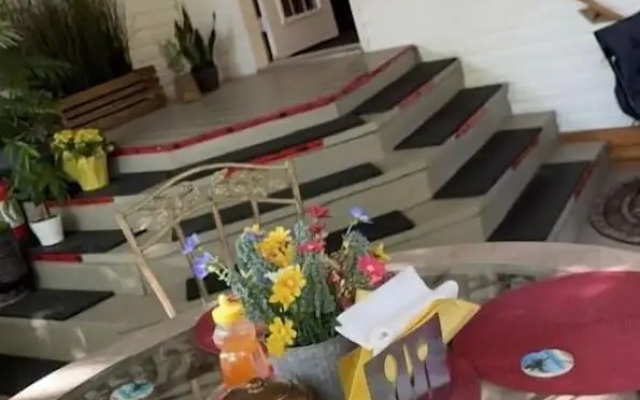 Kokomo Inn - Tropical Riverfront B&B