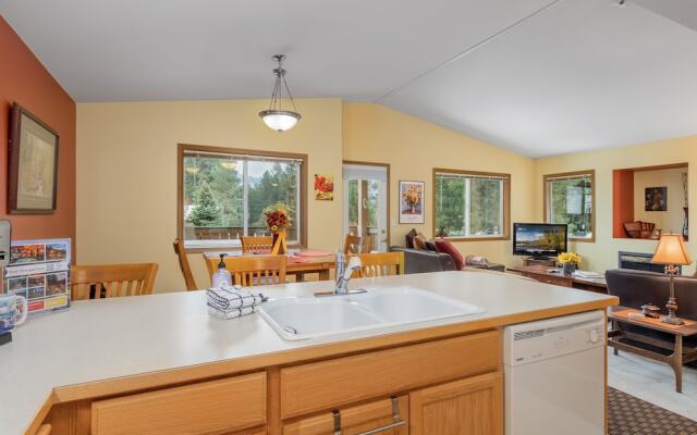 Suite Serenity 3 Bedroom Condo by NW Comfy Cabins by RedAwning