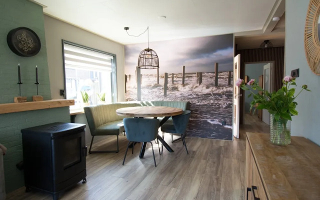 Modern 4-person Bungalow Near Beach