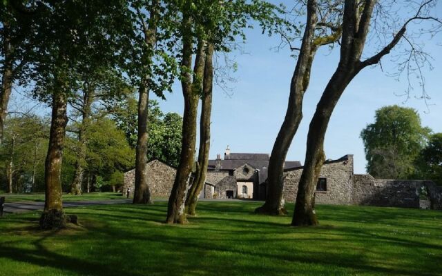 Llwynhelig Manor