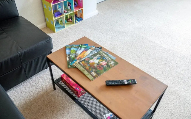 3BR Detached Bungalow w/Parking