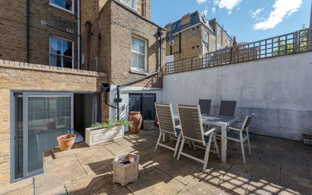 Attractive Apartment With Private Patio in Fashionable Fulham by Underthedoormat