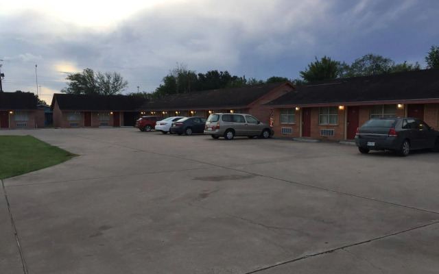 Lakeside Inn & Suites by OYO Mathis I 37