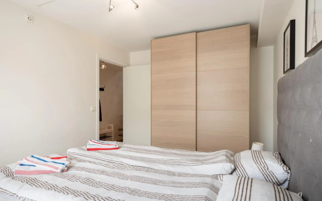 Central top floor apartment