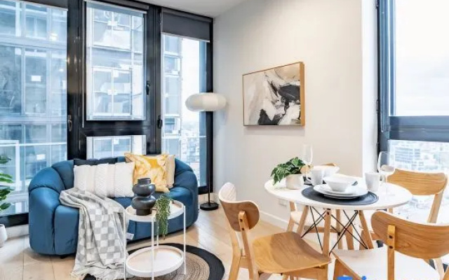 Elegant 2BR Skyline Apt Free Parking