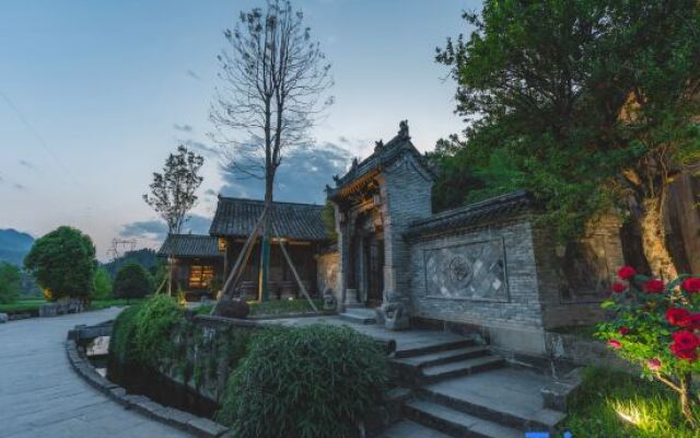 Qujia Courtyard Guesthouse