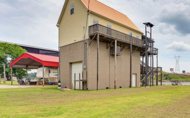 Tennessee River Retreat: Multi-level Deck & Views