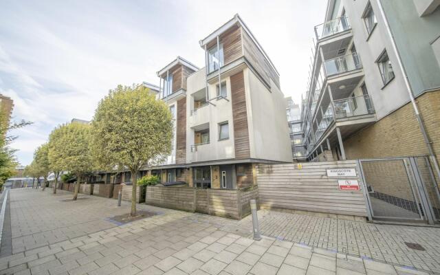 SLEEP 8  Morden 4bed TOWNHOUSE NEXT TO BRIGHTON STATION