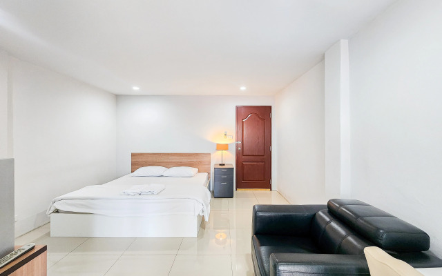 Freesia Bangphi Guest House by ZUZU