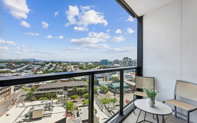 Chic 1-bedroom Apartment With Pool