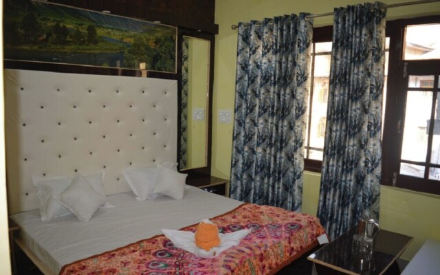 Goroomgo Nice One Palace Srinagar