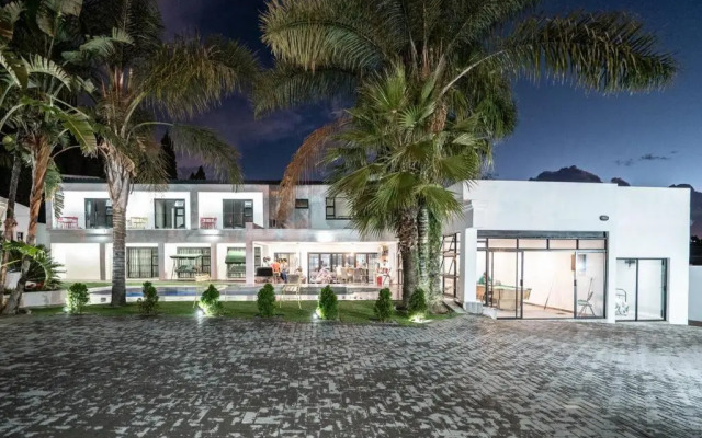 Private Modern 10 bdrm Home tucked away in Sandton