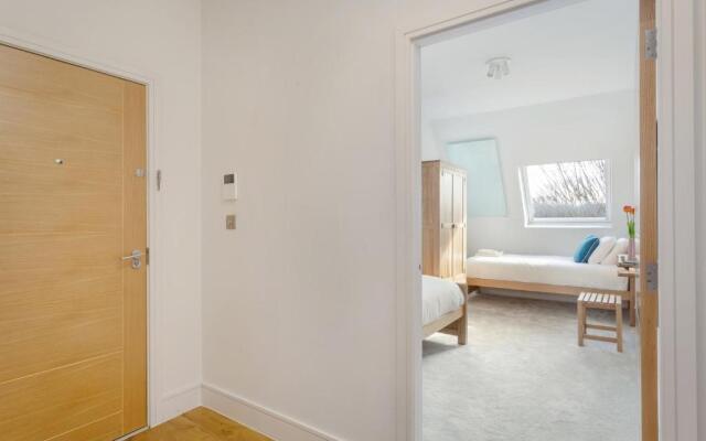 Stylish & Modern: Central Hitchin - with Parking