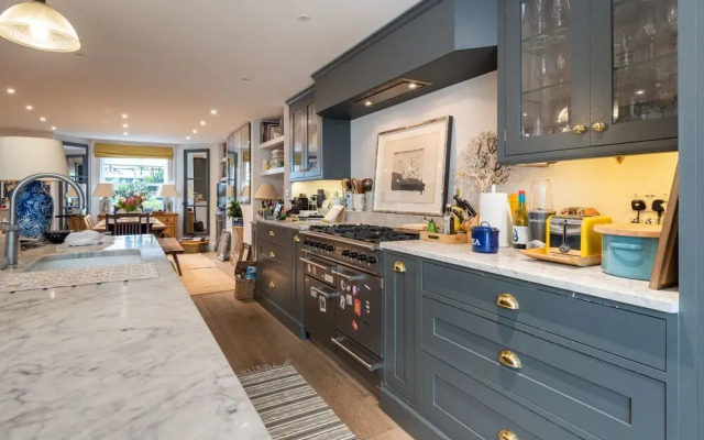 Comforting Clapham Home By The Overground Station