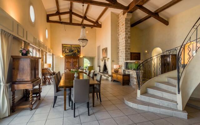 Spacious Villa in La Gaude With Swimming Pool