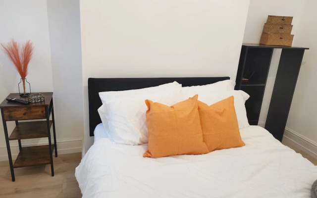 2-bed Flat Near Park in Central London