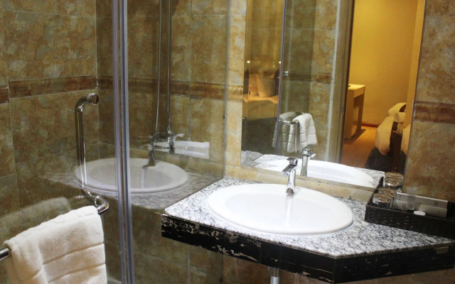 Paragon Central Hotel & Sky Bar