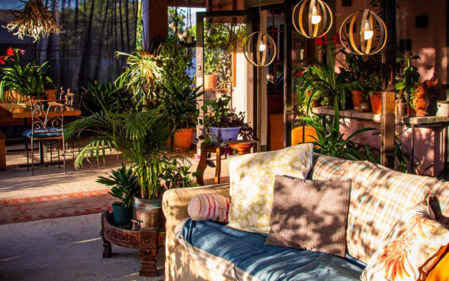 Ebonymoon Guest House and Studio