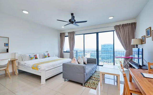 OYO Home 44001 Elegant Studio Setia Alam Trefoil