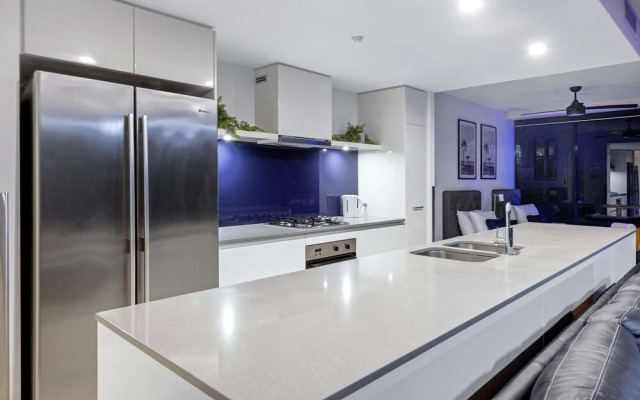 Low floor - Sleeps 8 - Circle on Cavill - Wow Stay