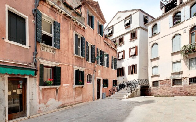 Santo Stefano Accademia Apartment Venice