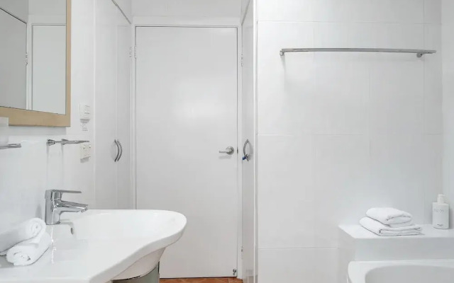 Cosy Getaway With Fireplace and Spacious Backyard