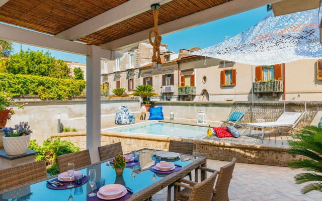 Spacious Villa with 4 rooms, pool, solarium & garden