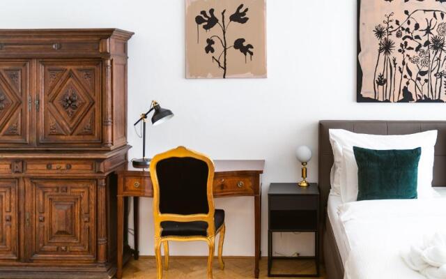 Kafka Apartment 4BR+2bath Old Town