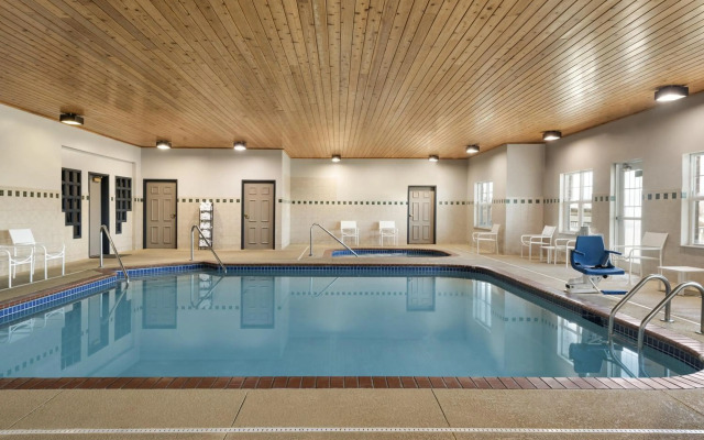 Country Inn & Suites by Radisson, Kansas City at Village West, KS