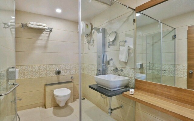 OYO 11068 Hotel Royal Palace