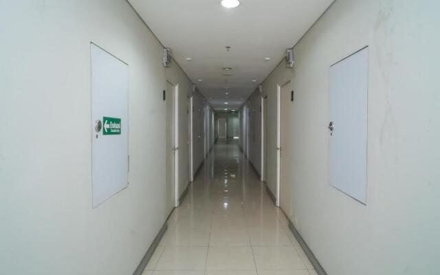 RedDoorz Apartment @ Skylounge Tamansari