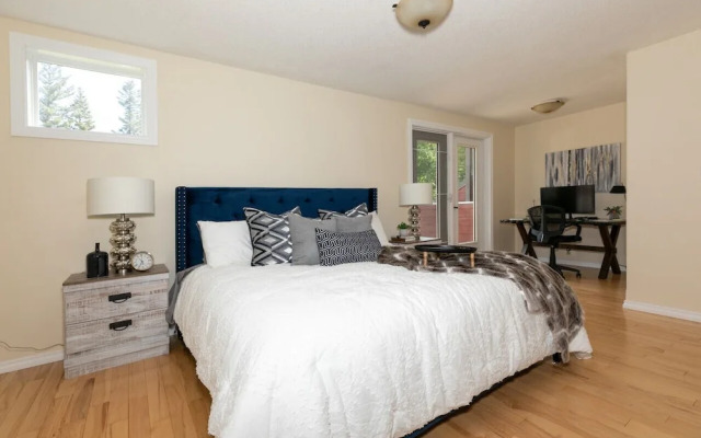 LUXURIOUS 5-Br Acreage | Year-Round Heated Pool & HotTub | Mtn View | Pool Table