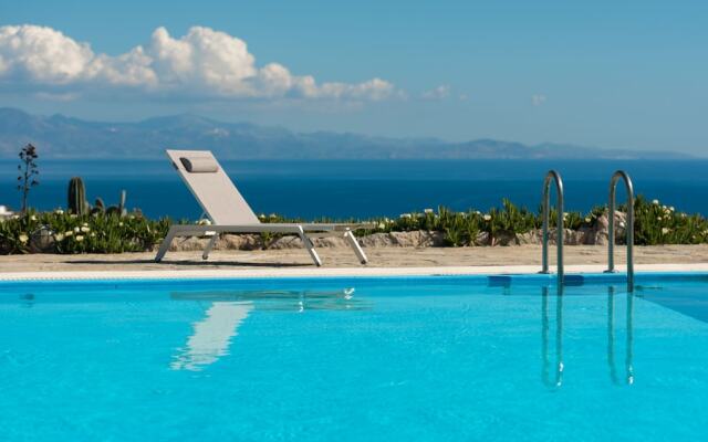 Carmelita Villa with Pool by Stylish Stays