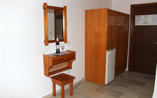 Lefkimi Hotel