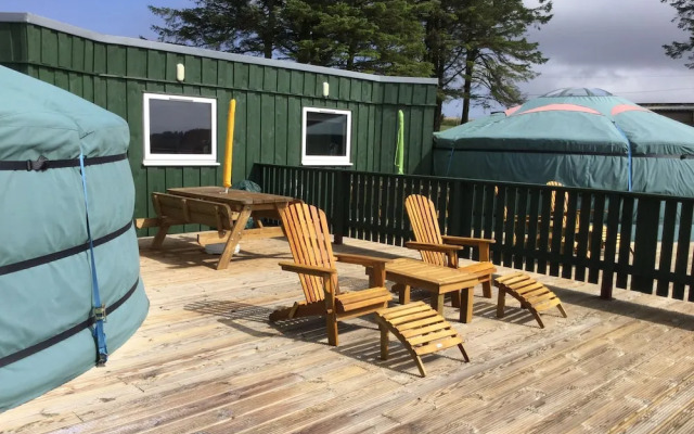 Green Yurt With Hot Tub - Sleeps 3, Parking & Wifi