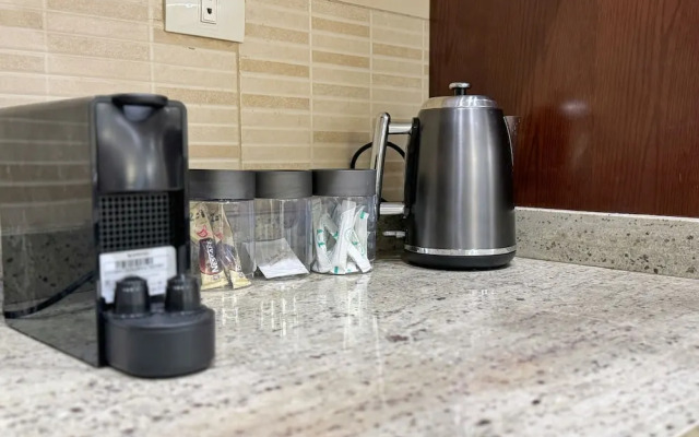 Calm & Classy 2BR - 5 min to Airport