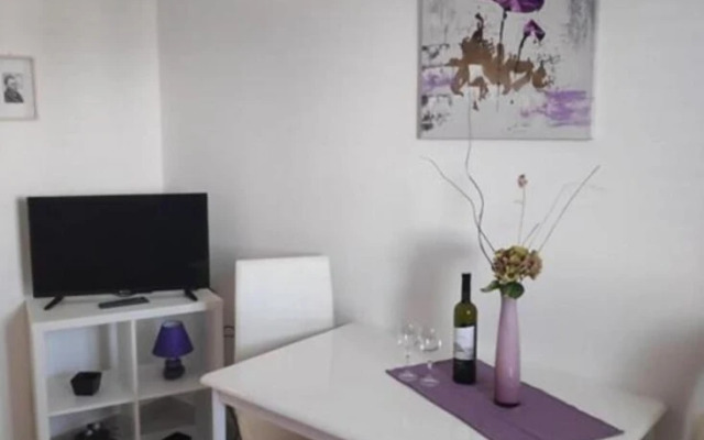 Jadranka - Free Parking and Grill - A1-purple