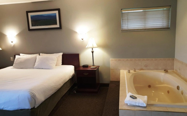 Riverland Inn & Suites
