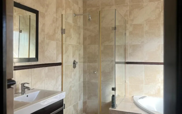 Fourways Luxury 5-Bed Home