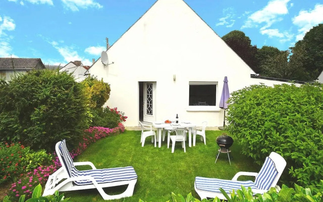 Nice Holiday Home Near the Beach, Hillion