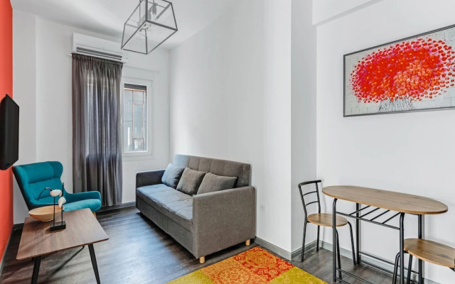 Sanders Center - Cozy Studio Apt With Balcony