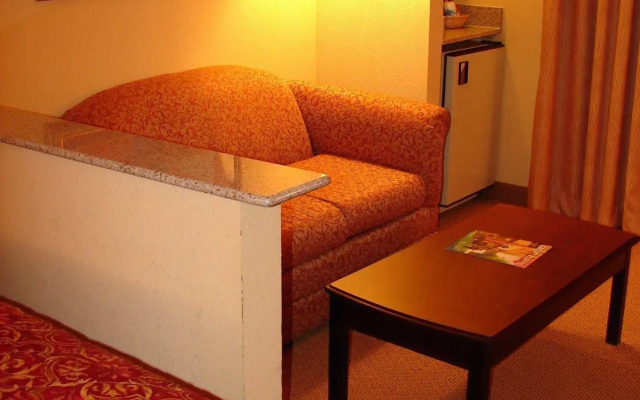 Econo Lodge Inn & Suites