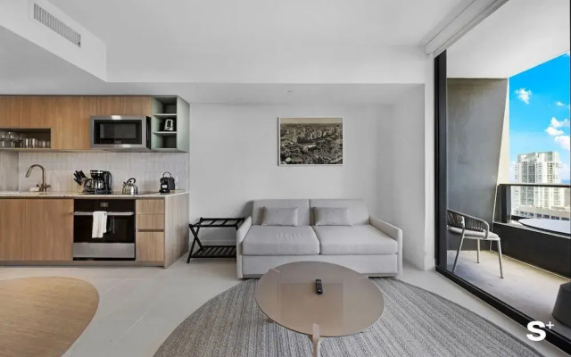 Downtown Haven Sleek 1-BR with Vistas