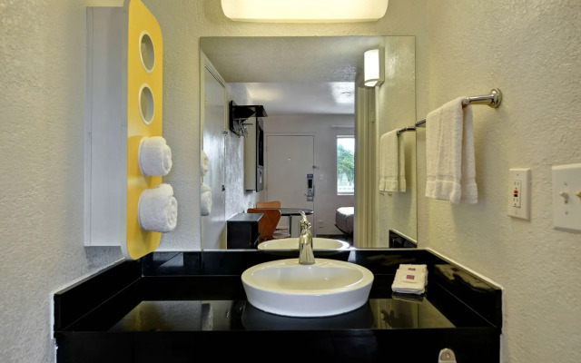 Motel 6 Dania Beach
