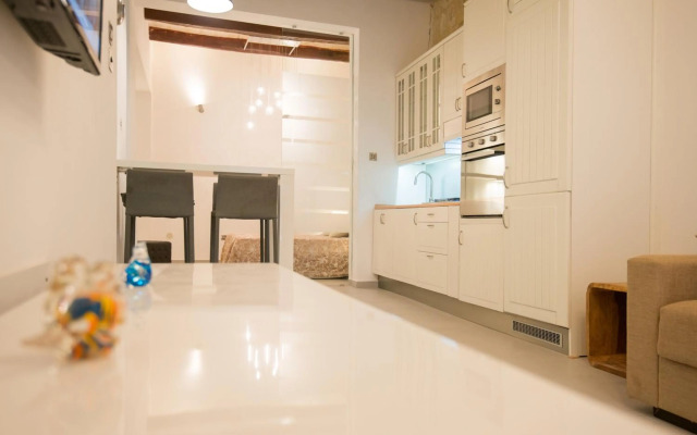 Valletta most central studio apartment 16th-Century building