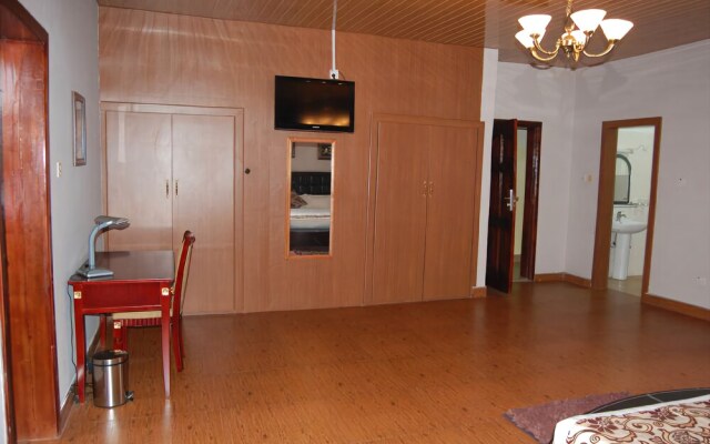Luxe Suites Hotel