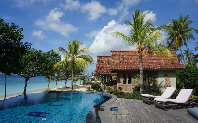 Blue Harbor Beachfront Villas & Resto