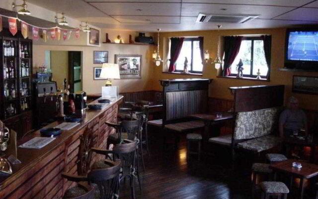 Club Salina Warhf