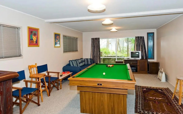 Matarangi Beachfront House - Matarangi Holiday Home