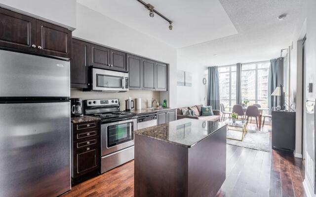 Modern Bright 1Br+Den Unit Downtown